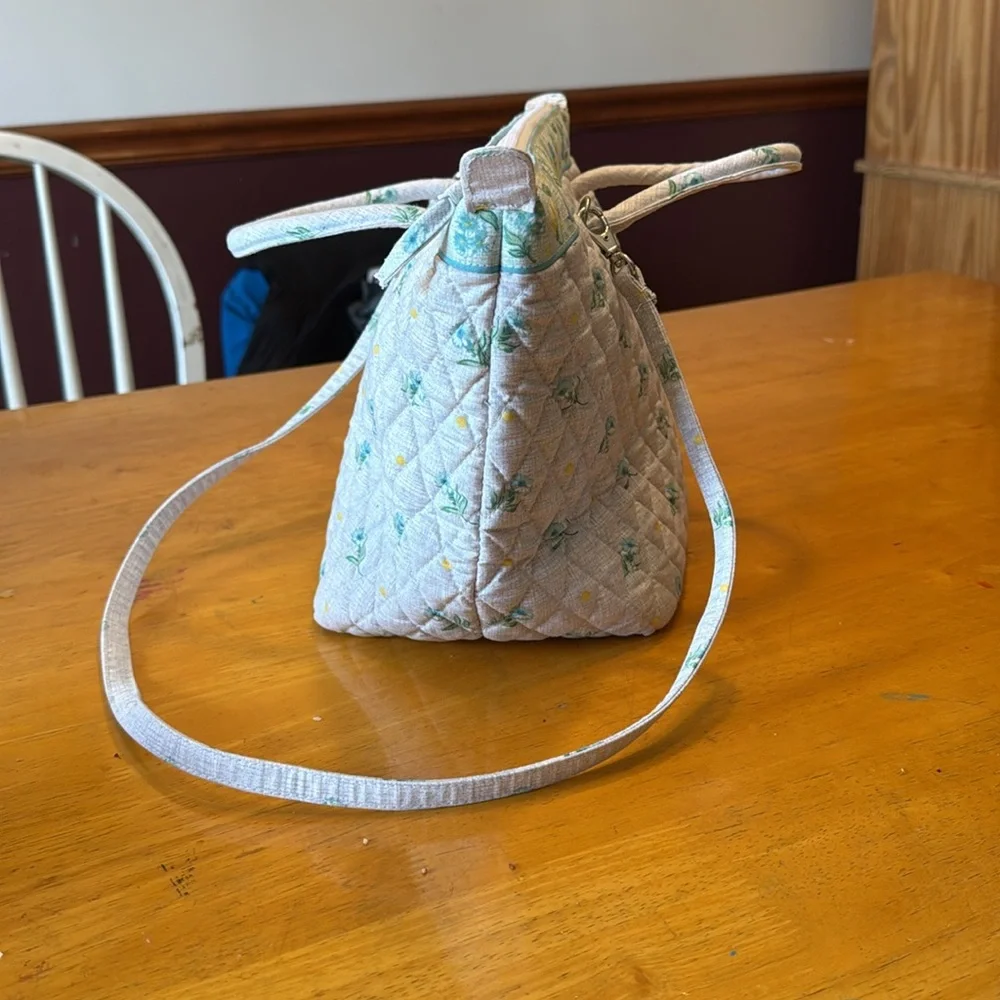 Vintage Vera Bradley. 2 handles, zipper close. 2 pocket inside. Never used - Picture 4 of 16